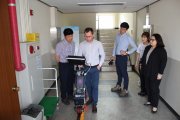 Demonstration of flaw detection with the UT trolley UDS2-77 on a rail sample at the customer's office in South Korea — training held by OKOndt Group, autumn 2018