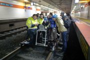 OKOndt Group's expert teaches the customer's technical staff to apply eddy current flaw detector for testing metro rails, Turkey, spring 2019