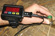 ТUZ-5 portable UT thickness gauge fixed on the hand