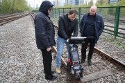 OKOndt Group's specialists are demonstrating how the ultrasonic flaw detector UDS2-77 detects flaws on real rails — presentation of NDT equipment for rails to the Polish State Railways personnel, March 2019