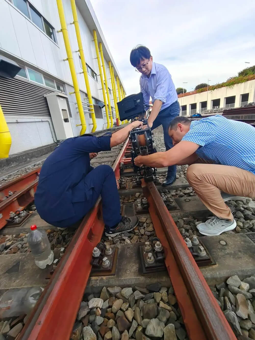 OKOndt GROUP specialist adjusting the UDS2-77 SL rail flaw detector and advising the customer’s staff, Taiwan, Oct 2025
