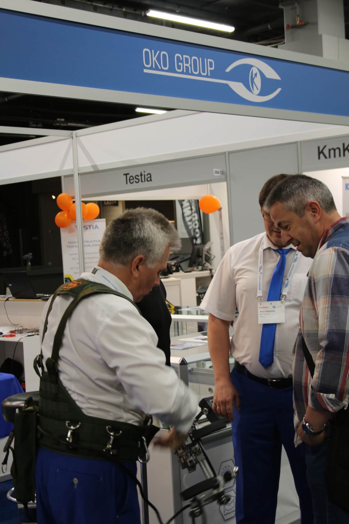 OKOndt Group's specialist demonstrates  how wireless pipe welds testing system TOFD-Man is convenient in use is to the visitors of ECNDT-18