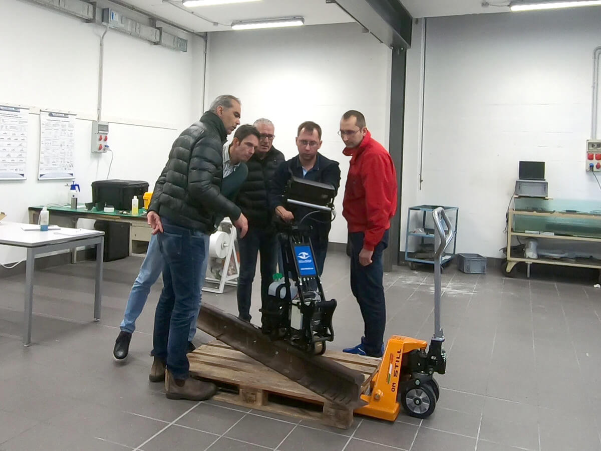 Demonstration of flaw detection using the ultrasonic flaw detector  UDS2-77 on a rail sample — training for the customer from Italy, November 2019
