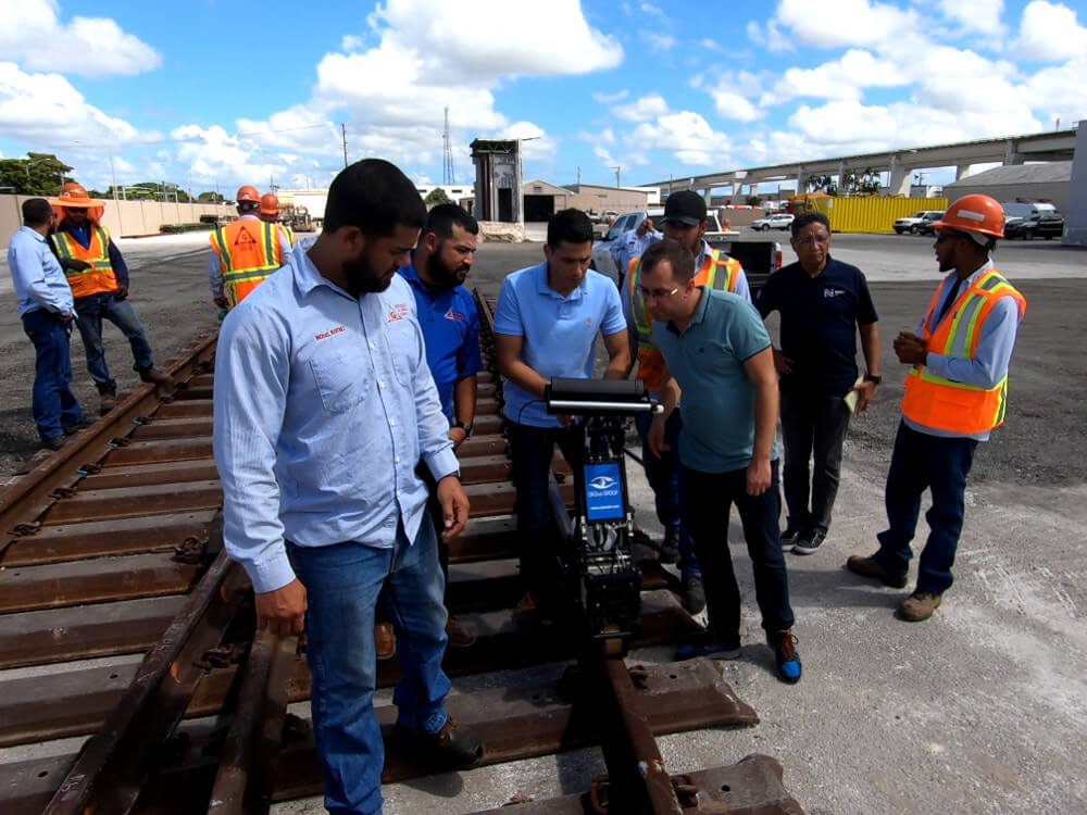 Practical training on how to operate the ultrasonic flaw detector UDS2-77 on rails — training for the American customer, November 2019