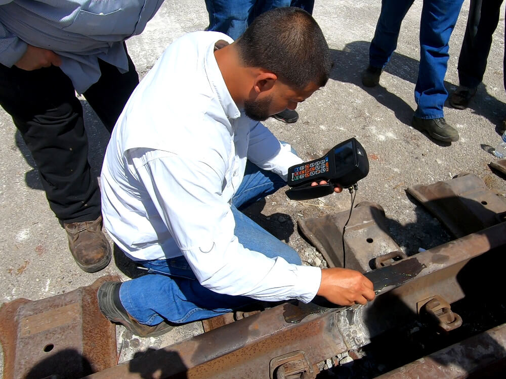 American colleagues learn how to perform testing of the rail welds using the manual ultrasonic flaw detector Sonocon B produced by OKOndt Group