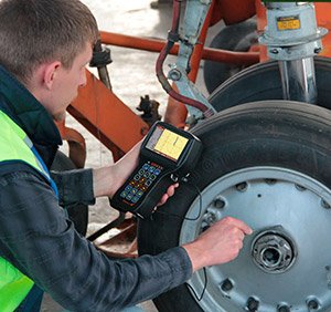 Manual eddy-current testing of aircraft wheels with Eddycon C