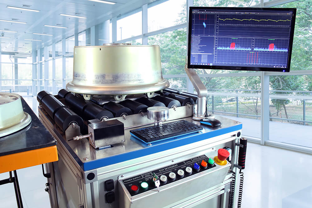 Table with a roller tray and monitor of the aircraft wheel inspection system SmartScan