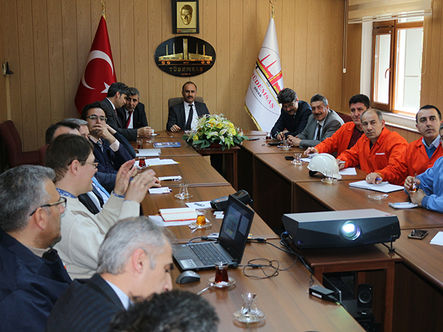 OKOndt Group's expert holds a presentation of non-destructive testing equipment for rails for the colleagues from Turkey - visiting the customer, year 2017