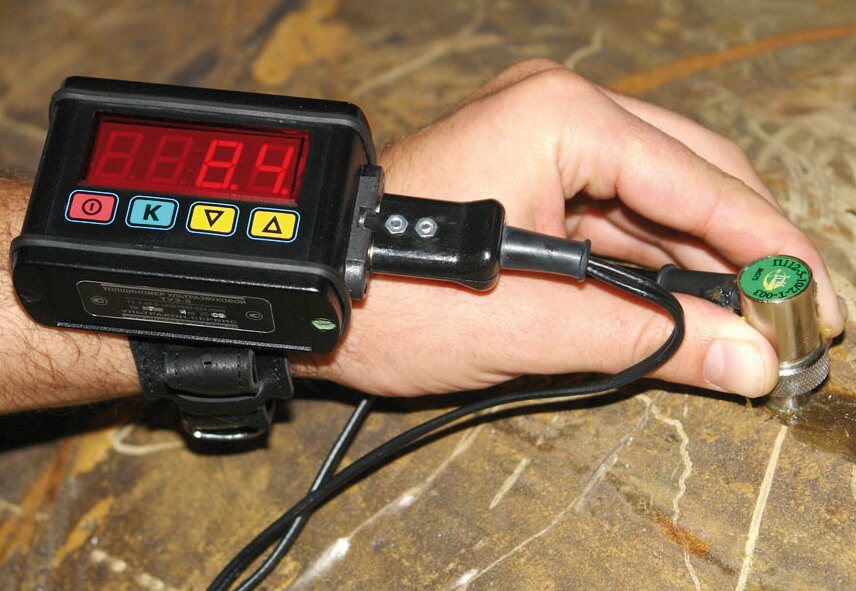 ТUZ-5 small portable UT thickness gauge fixed on the hand